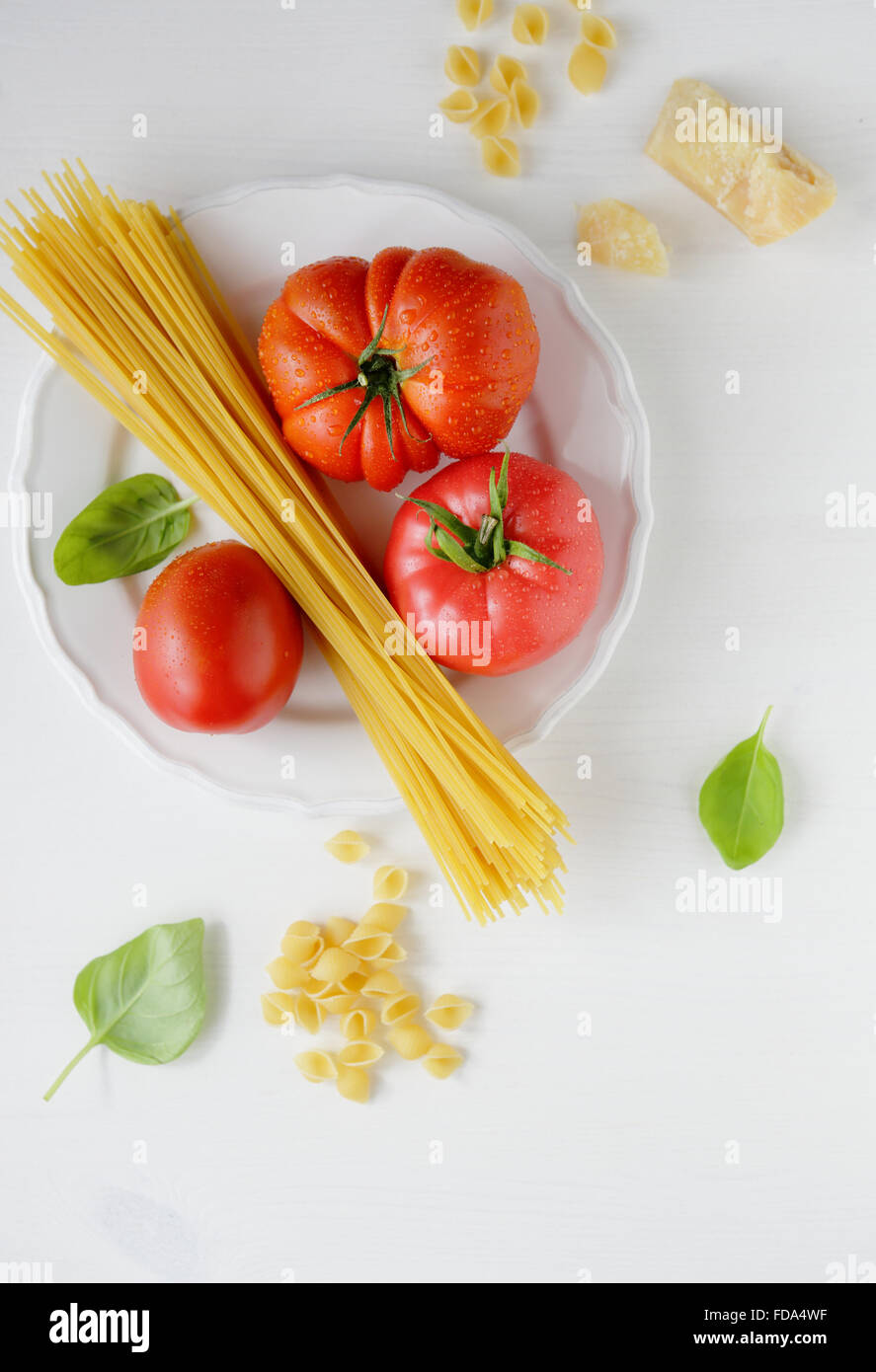 Kochen von Teigwaren mit Tomaten und Käse, Ansicht von oben Stockfoto