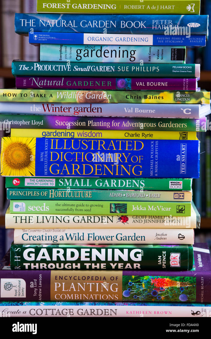 Bücherstapel Gartenarbeit Stockfoto