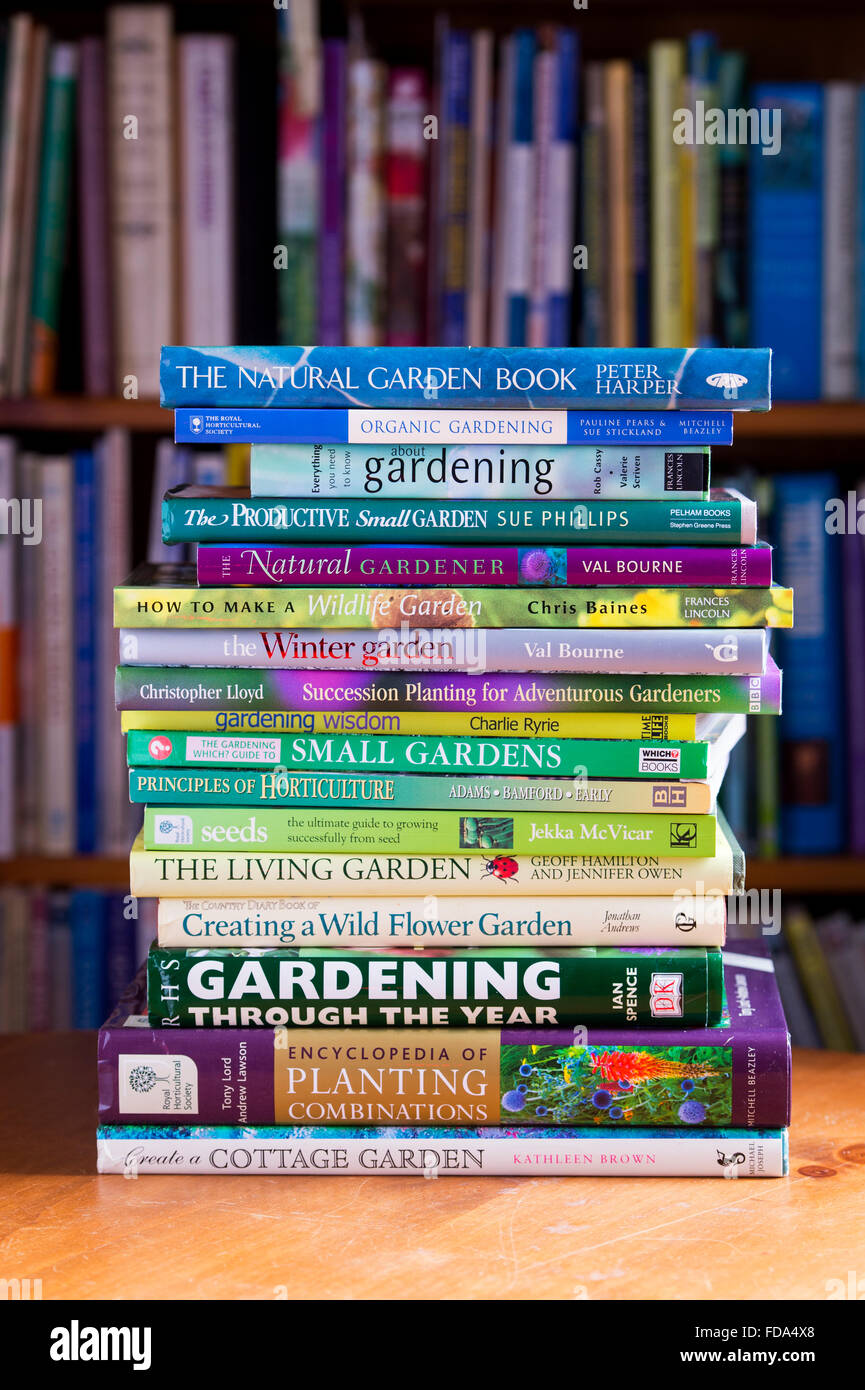 Bücherstapel Gartenarbeit Stockfoto