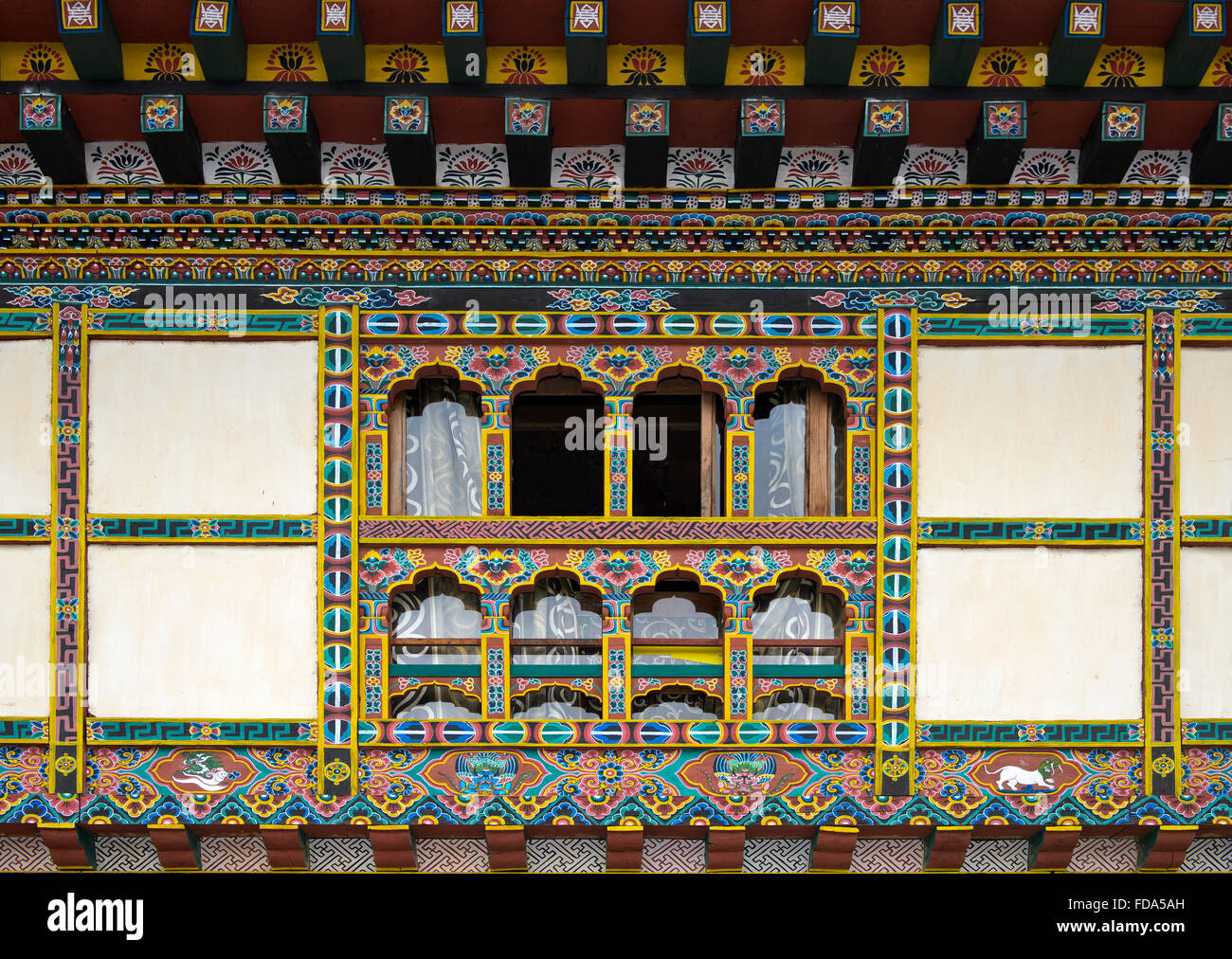 Farbenfrohe Dekorationen auf Fenstern und Türen, traditionelle bhutanesische Architektur, Lobesa, Bhutan Stockfoto
