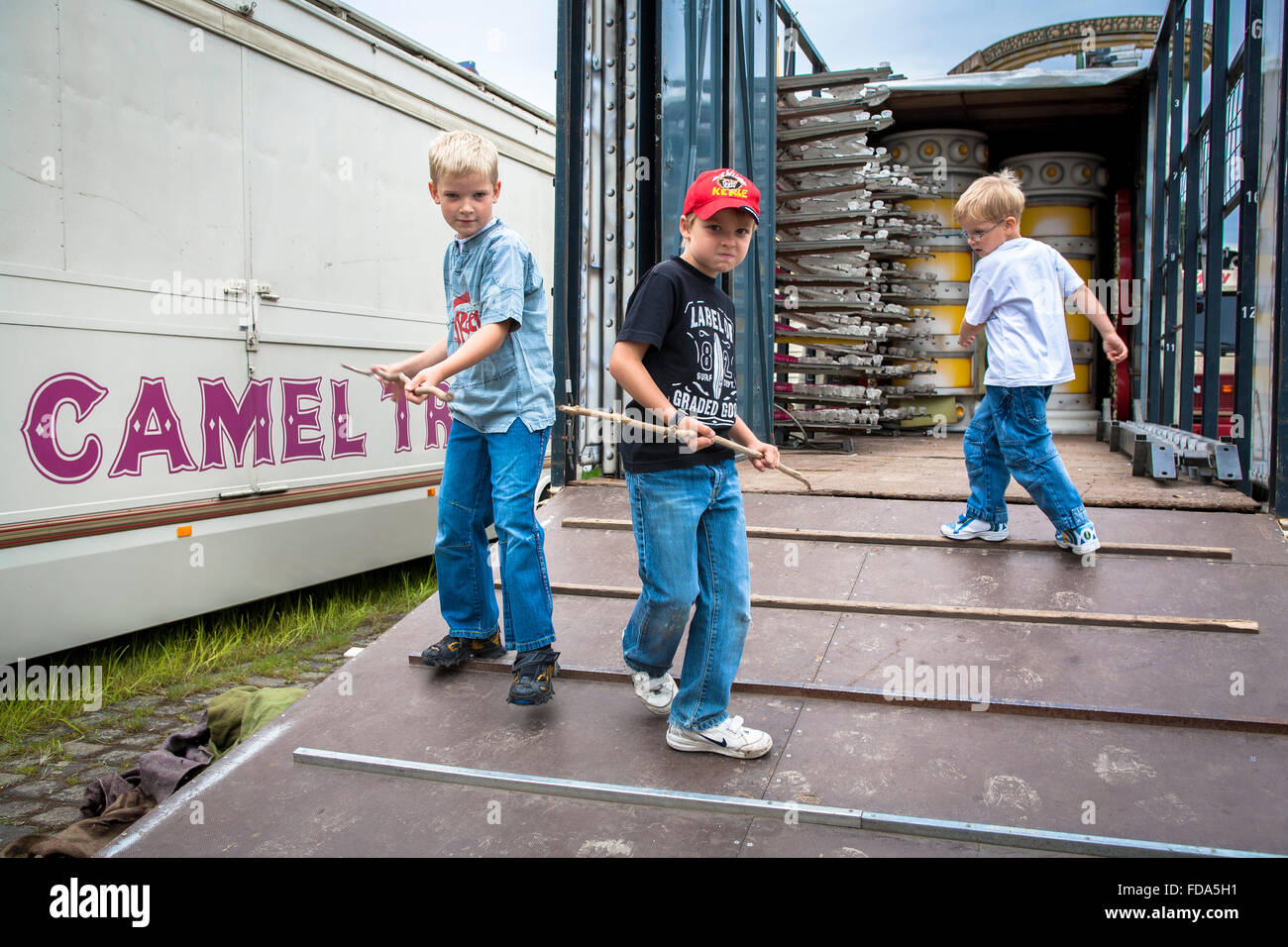 DEU, Deutschland, Düsseldorf, Kirmes an den Ufern des Rheins im Stadtteil Oberkassel, jungen einer Schausteller-Familie.  DE Stockfoto