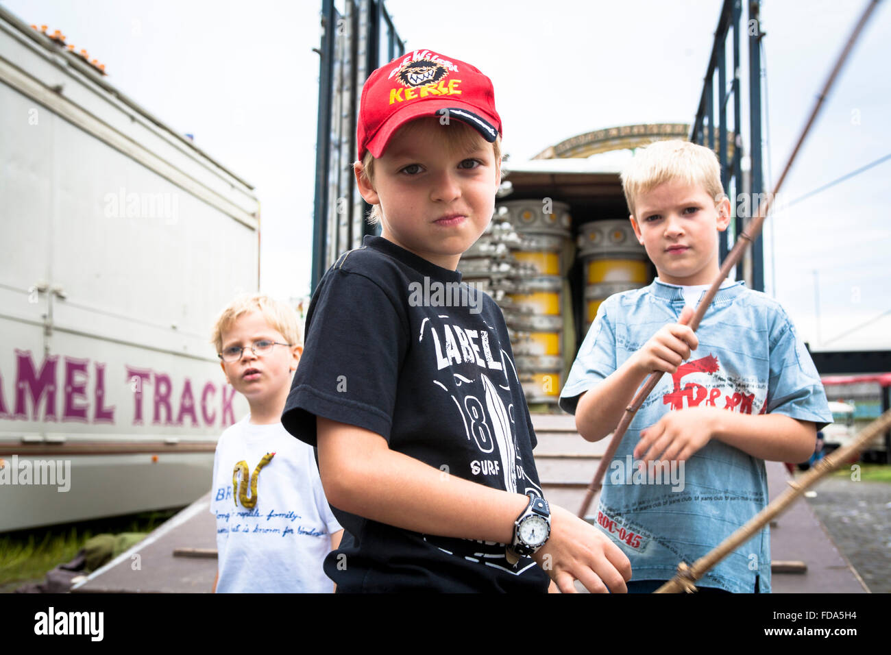 DEU, Deutschland, Düsseldorf, Kirmes an den Ufern des Rheins im Stadtteil Oberkassel, jungen einer Schausteller-Familie.  DE Stockfoto