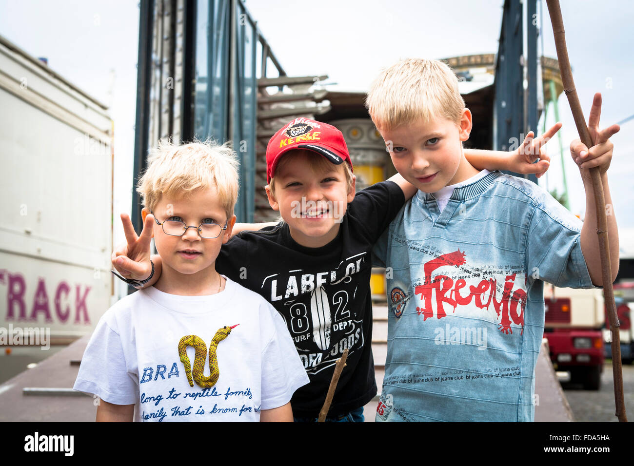DEU, Deutschland, Düsseldorf, Kirmes an den Ufern des Rheins im Stadtteil Oberkassel, jungen einer Schausteller-Familie.  DE Stockfoto