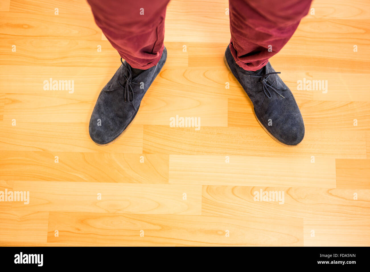 Über Ansicht eines Mannes mit schwarzen Schuhen Stockfoto