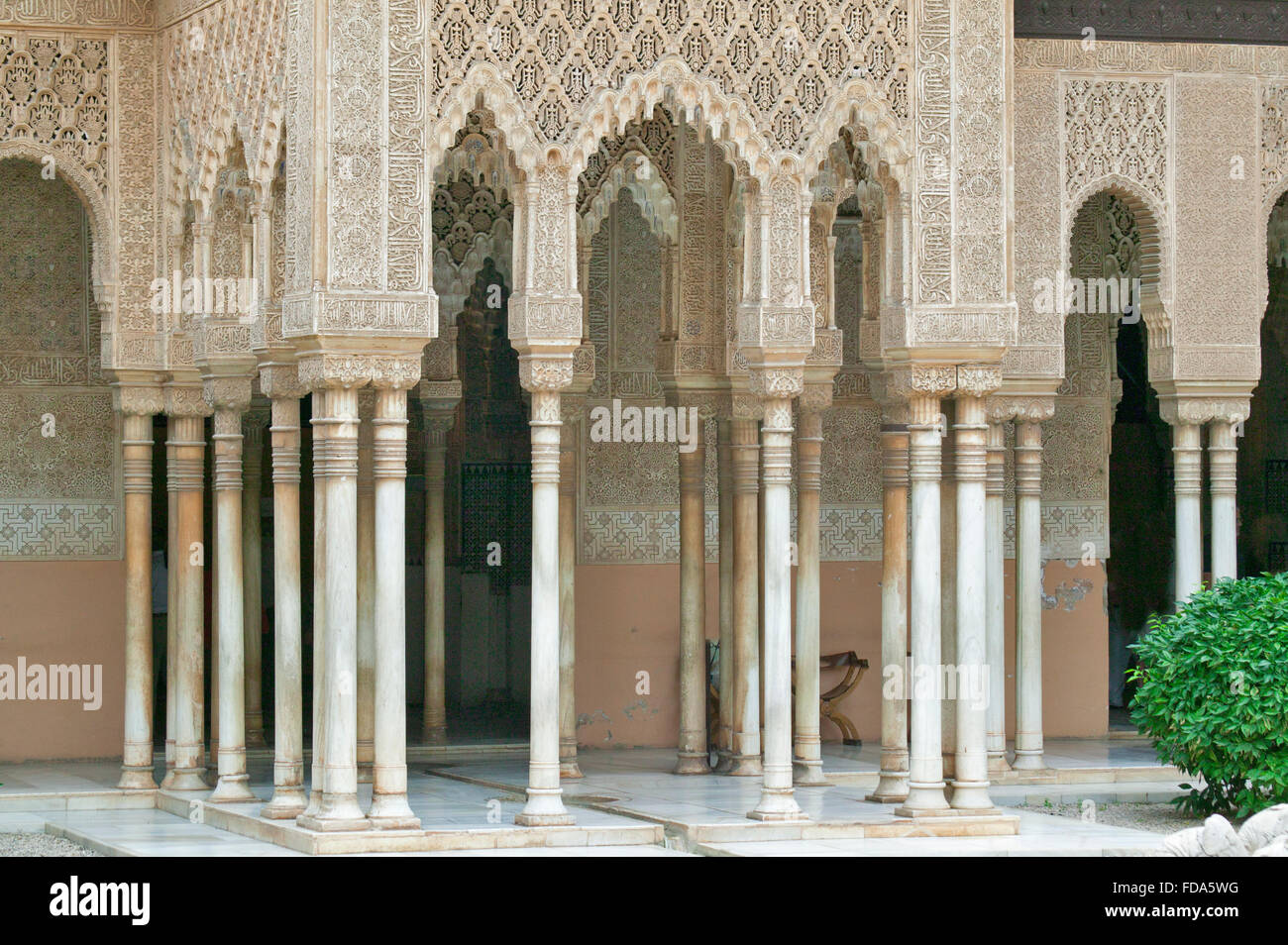GRANADA ANDALUSIEN SPANIEN ALHAMBRA HOF DER LÖWEN MAURISCHE ARCHITEKTUR MIT ARABESKEN UM DIE SPITZEN DER SPALTEN Stockfoto GRANADA ANDALUSIEN SPANIEN ALHAMBRA HOF DER LÖWEN MAURISCHE ARCHITEKTUR MIT ARABESKEN UM DIE SPITZEN DER SPALTEN Stockfoto