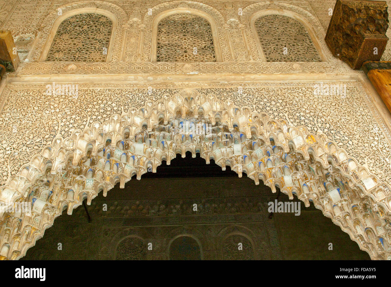 GRANADA ANDALUSIEN SPANIEN ALHAMBRA INNERE TORBOGEN MIT WABEN ODER STALAKTIT VOLTIGIEREN Stockfoto GRANADA ANDALUSIEN SPANIEN ALHAMBRA INNERE TORBOGEN MIT WABEN ODER STALAKTIT VOLTIGIEREN Stockfoto