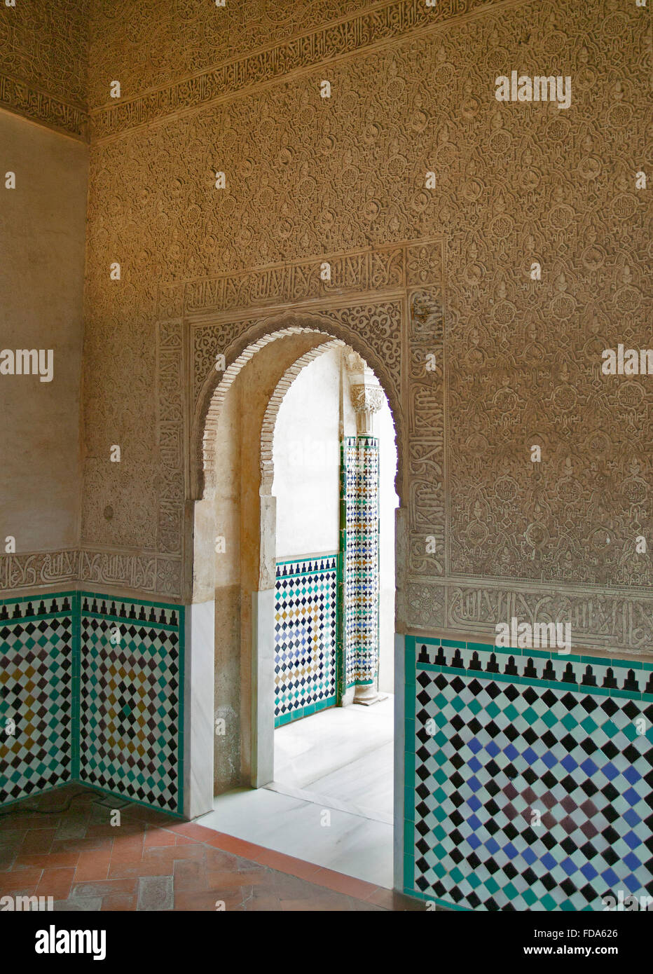 GRANADA ANDALUSIEN SPANIEN DIE ALHAMBRA INNENRAUM MIT ISLAMISCHEN KALLIGRAPHIE UND FARBIGE WANDFLIESEN Stockfoto GRANADA ANDALUSIEN SPANIEN DIE ALHAMBRA INNENRAUM MIT ISLAMISCHEN KALLIGRAPHIE UND FARBIGE WANDFLIESEN Stockfoto