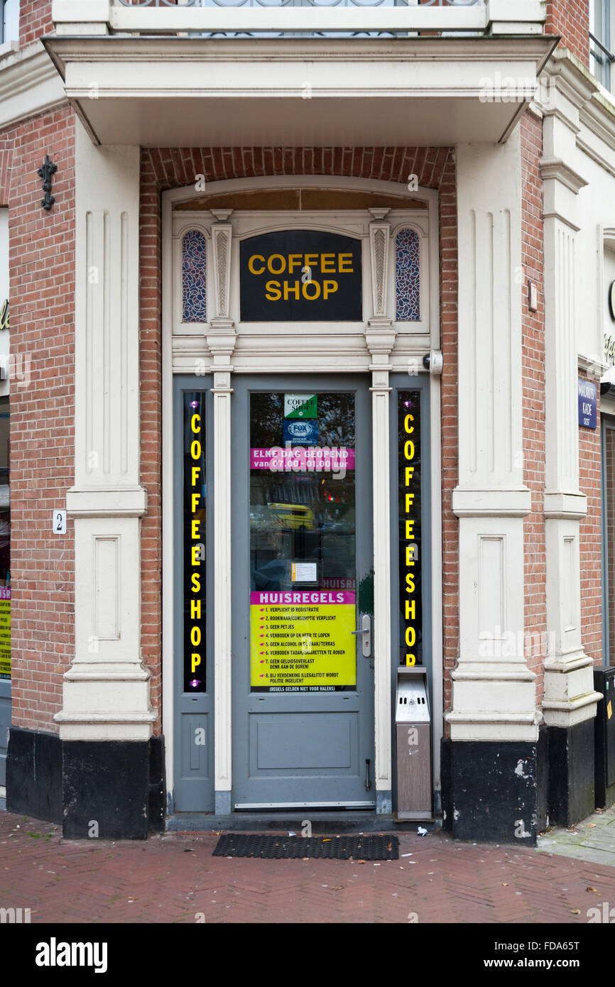 Glückliche Menschen Coffee-Shop, eine Steckdose für legal Cannabis / zum  Verkauf in Amsterdam, Holland, Niederlande Stockfotografie - Alamy
