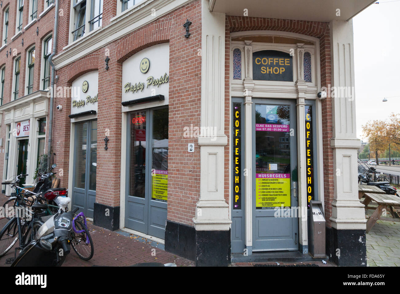 Glückliche Menschen Coffee-Shop, eine Steckdose für legal Cannabis / zum Verkauf in Amsterdam, Holland, Niederlande Stockfoto