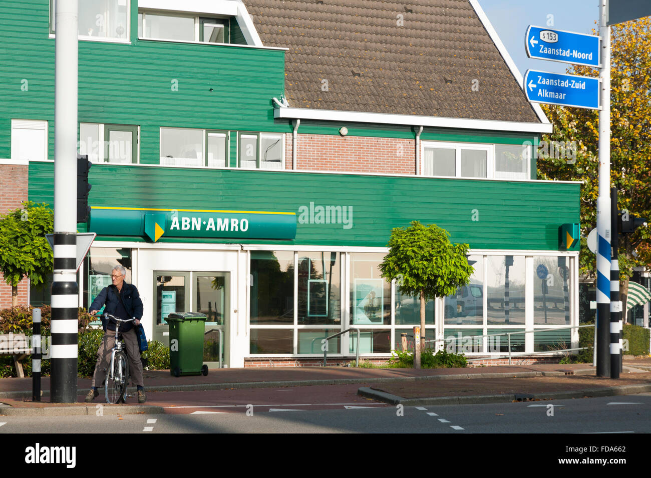 Eine Hauptstrasse Verzweigung Von Der Niederlandischen Bank Abn Amro Bank N V Amsterdam In Der Nahe Von Zaanse Schans Den Niederlanden Holland Stockfotografie Alamy