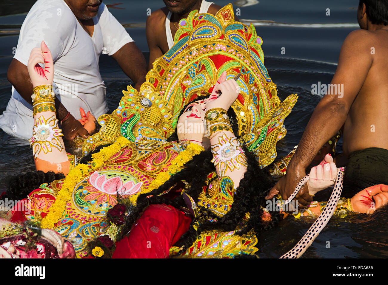 3 Erwachsene Mensch Götter Statuen Durga Puja Fluss ertrinken Stockfoto