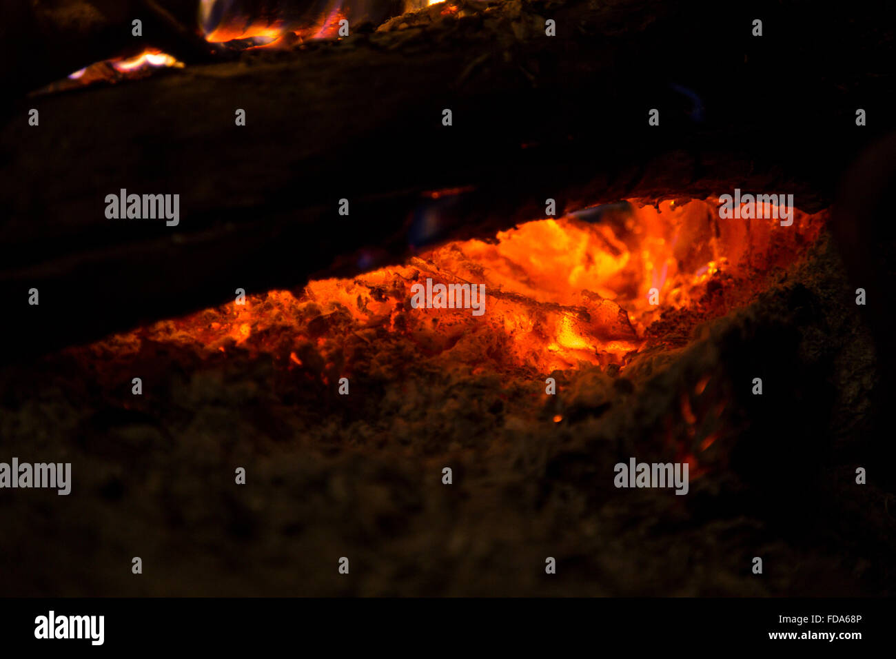 Detailansicht von Glut und Asche aus dem Holzfeuer links Stockfoto