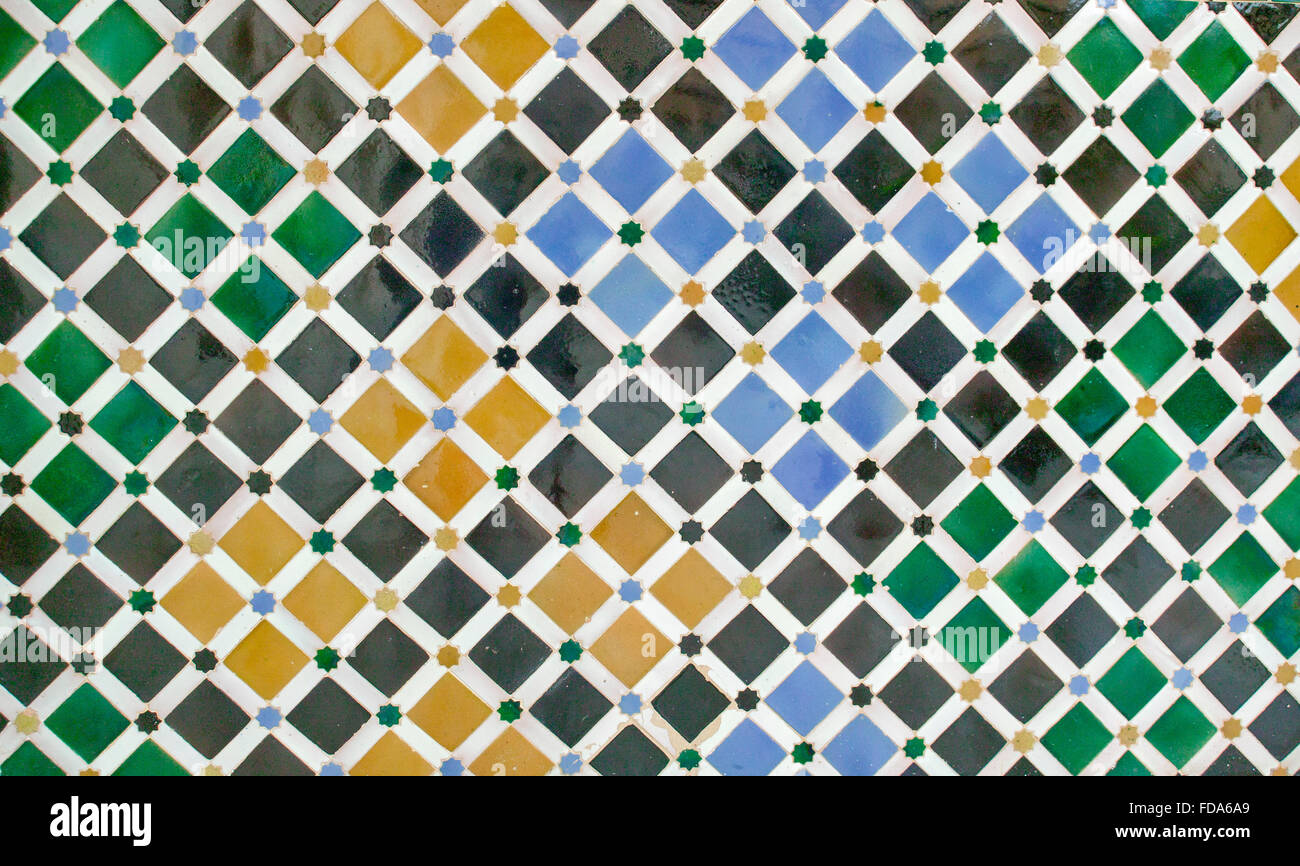 GRANADA ANDALUSIEN SPANIEN ALHAMBRA INNENWAND MIT FARBIGEN WANDFLIESEN Stockfoto GRANADA ANDALUSIEN SPANIEN ALHAMBRA INNENWAND MIT FARBIGEN WANDFLIESEN Stockfoto