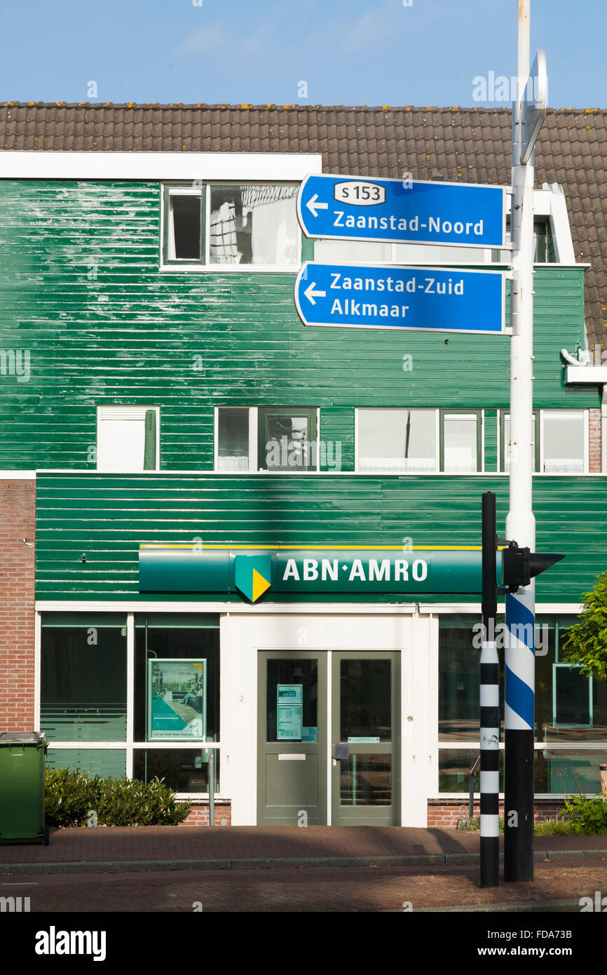 Eine Hauptstrasse Verzweigung Von Der Niederlandischen Bank Abn Amro Bank N V Amsterdam In Der Nahe Von Zaanse Schans Den Niederlanden Holland Stockfotografie Alamy