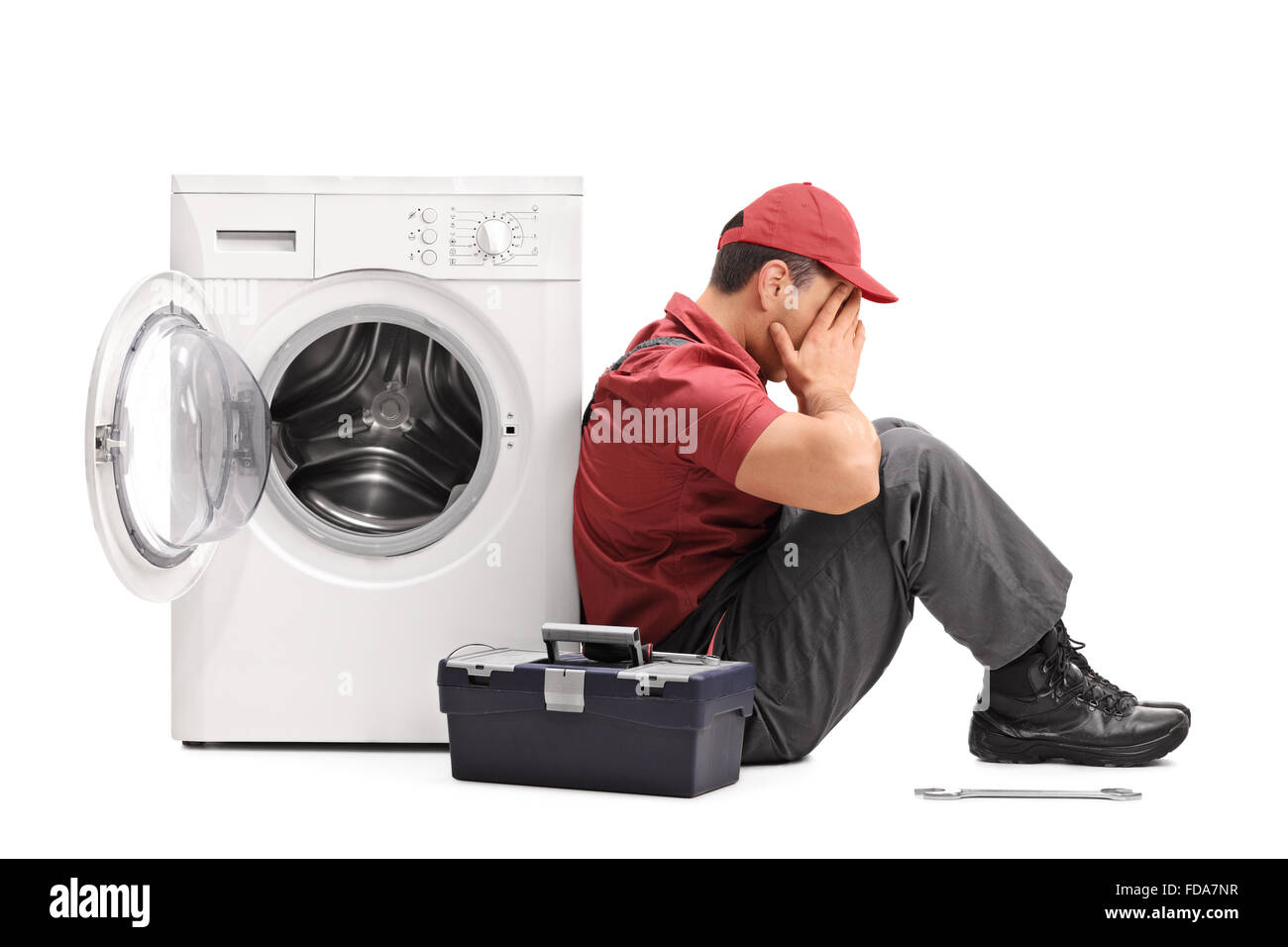 Studioaufnahme Von Einem Enttauscht Junge Handwerker Sitzen Durch Eine Kaputte Waschmaschine Isoliert Auf Weissem Hintergrund Stockfotografie Alamy