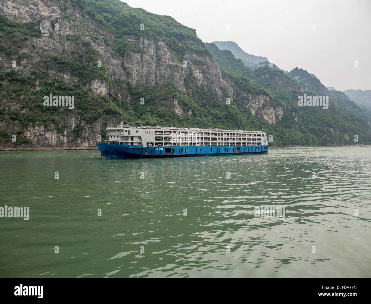 CSC Linien Frachtschiff neue Autotransporte am Jangtse-Fluss In der Provinz Hubei China Stockfoto