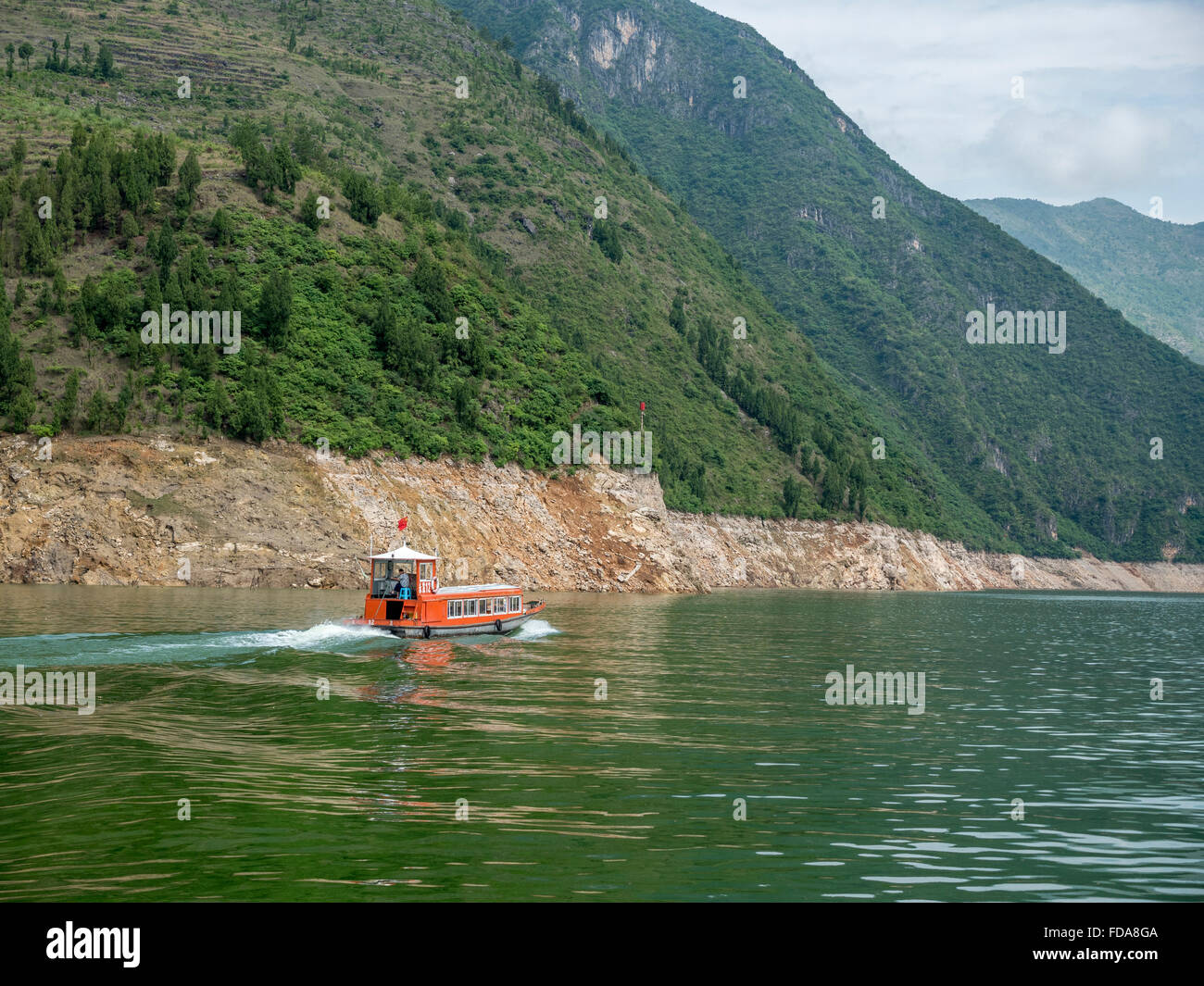 Eine Fähre Boot am Shennong Bach ein Fluss Nebenfluss des Jangtse-Flusses, die Passagiere zu Städten In der drei-Schluchten-China Stockfoto