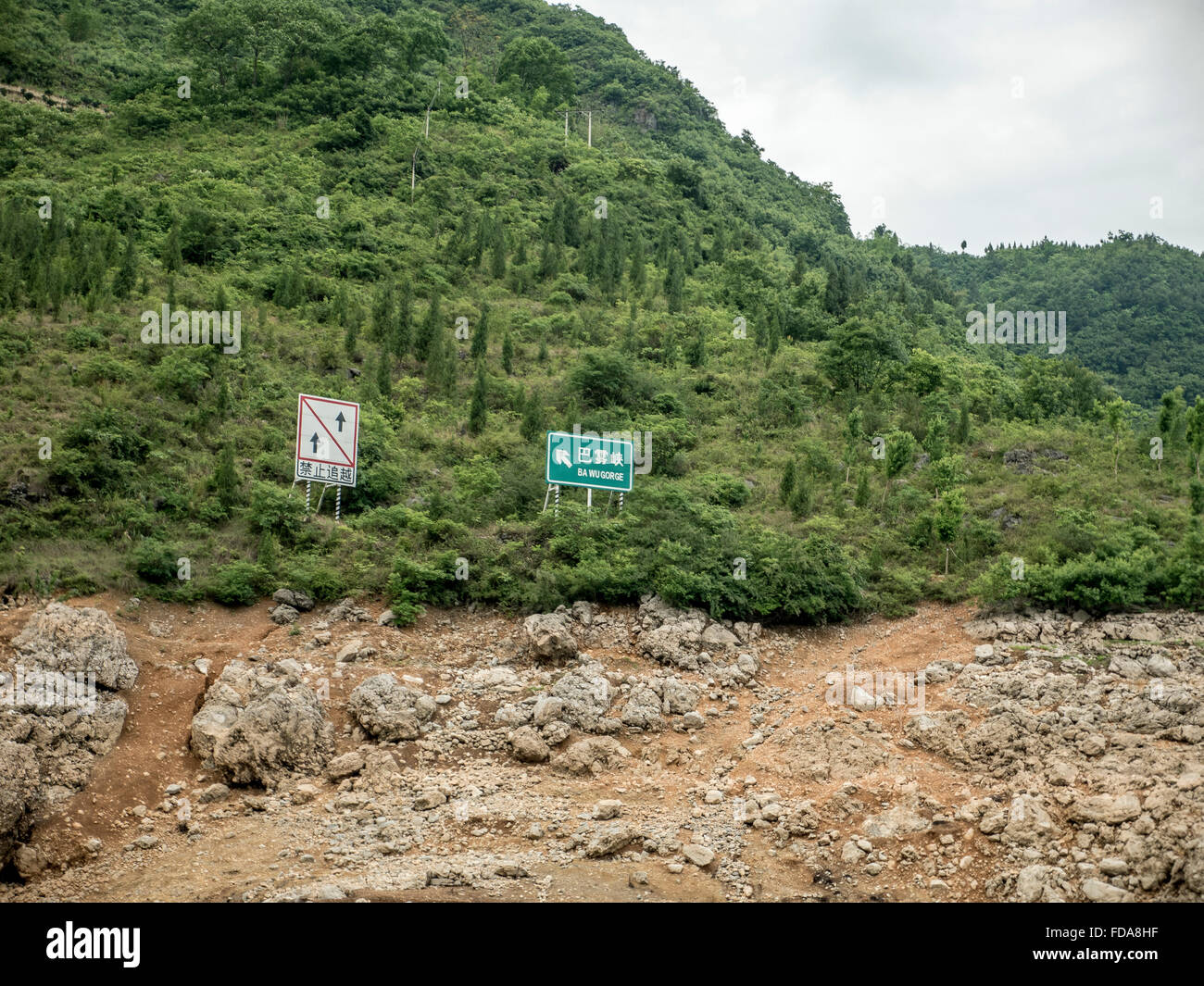 Richtung und Hinweisschilder an den Ufern des Shennong Stream Ba Wu Schlucht der weniger drei-Schluchten-Jangtse China Stockfoto