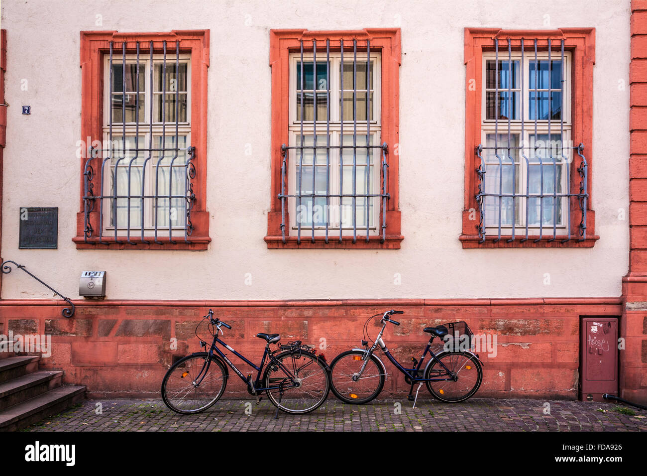 Fahrräder außerhalb der Musikwissenschaft-Abteilung der Universität Heidelberg. Stockfoto