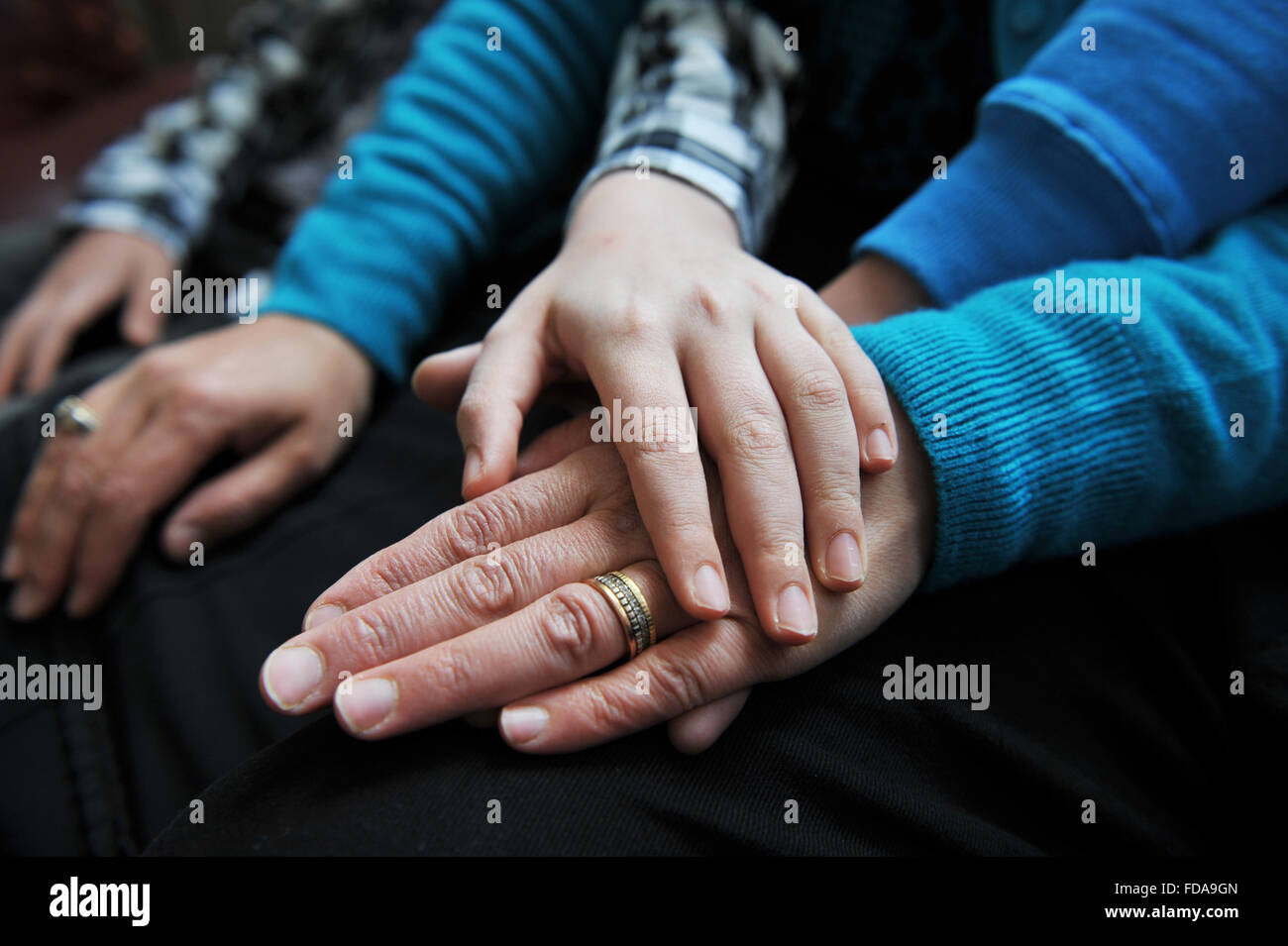 Hände eine syrische Flüchtlingsfamilie gerettet von den Vereinten Nationen und lebt heute in Bradford. UK Stockfoto