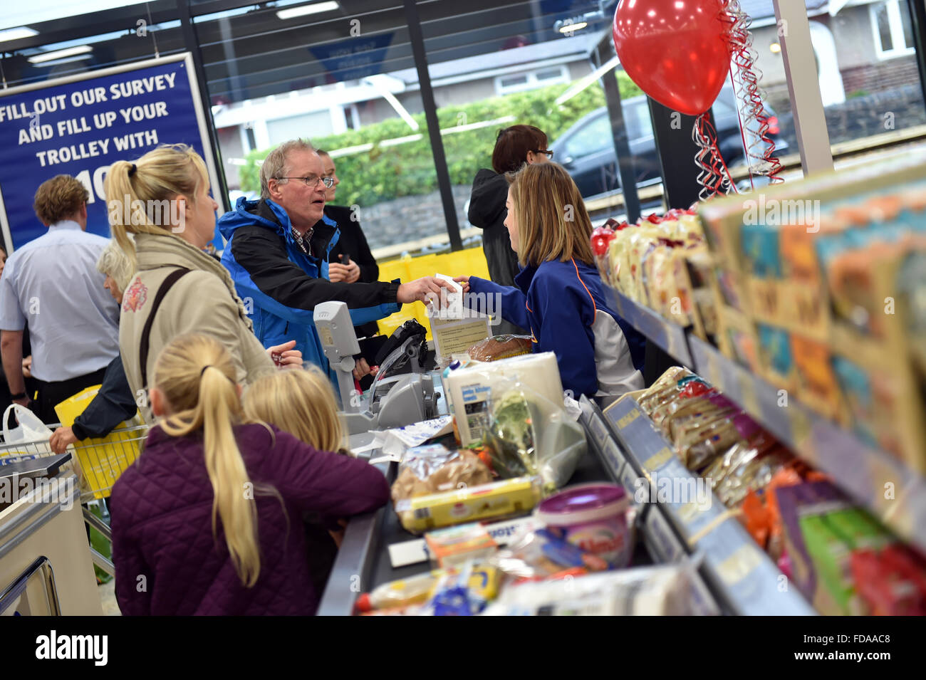 Aldi Supermarkt Kasse beschäftigt mit Kunden UK Stockfoto
