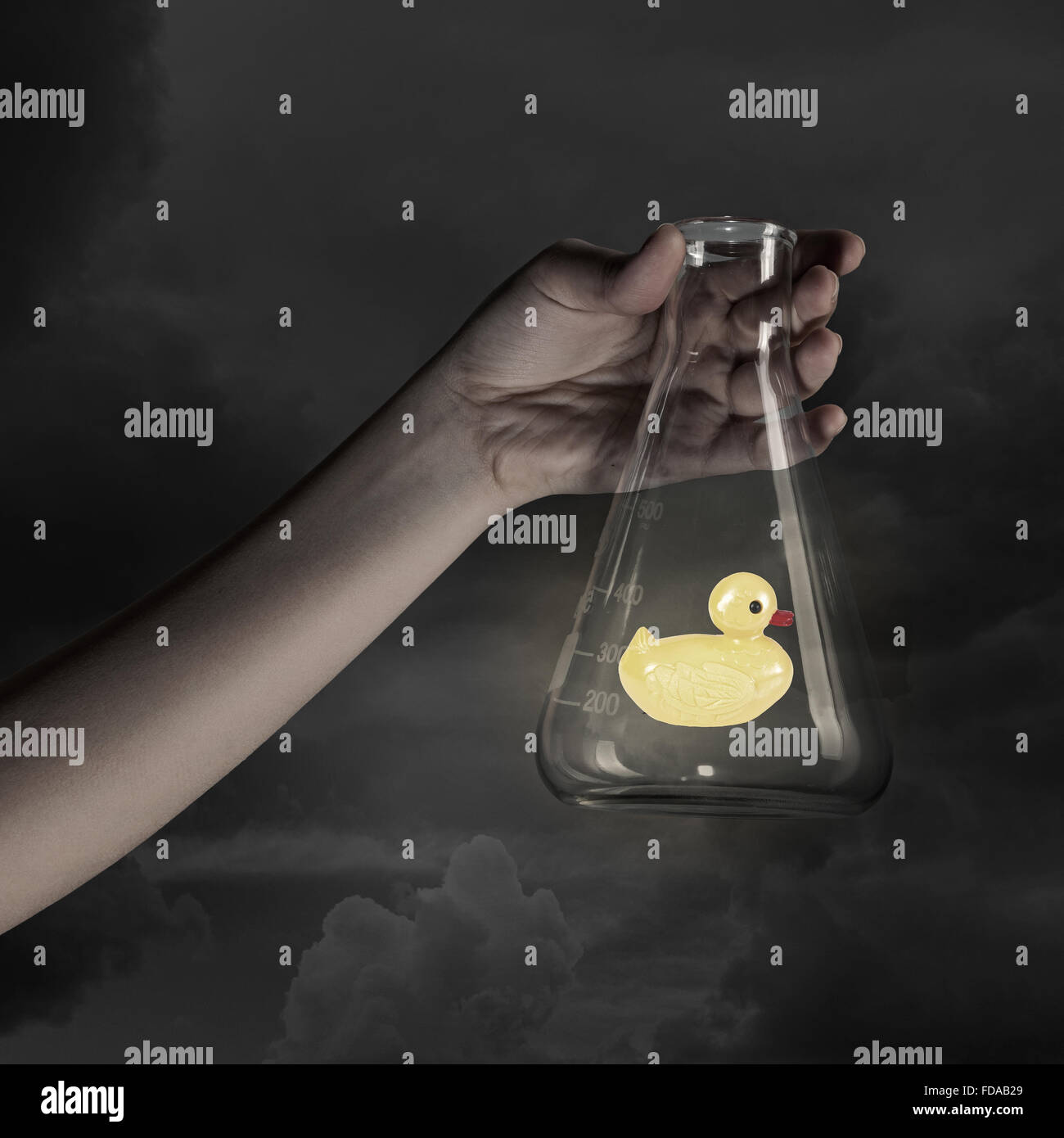 Menschliche Hand, die Glasröhre mit gelben Rubber Duck toy Stockfoto