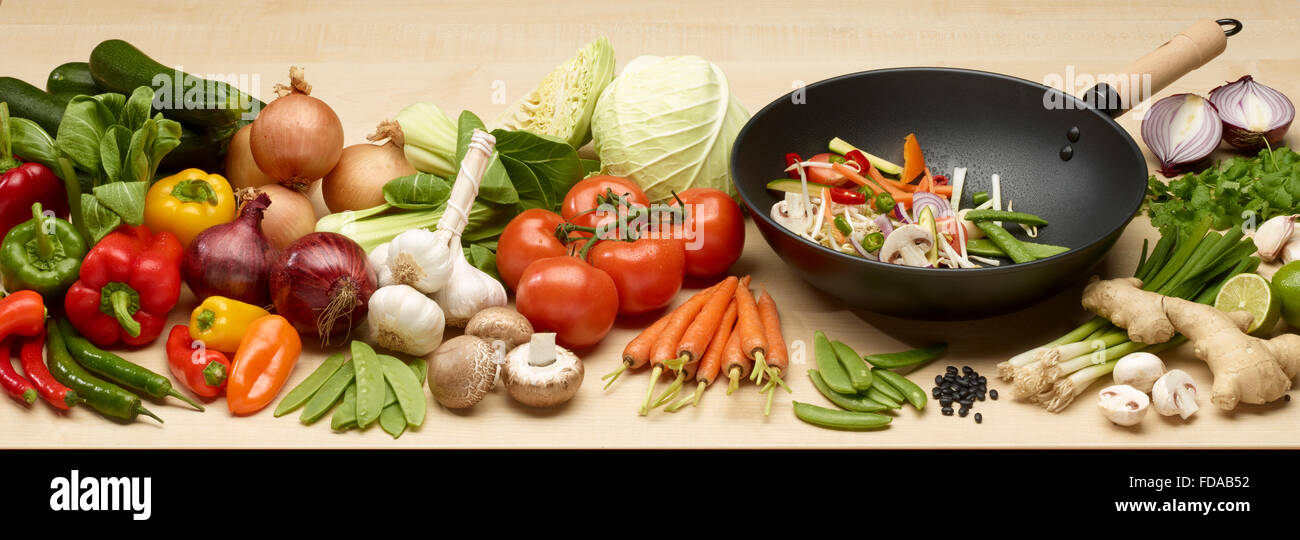 Wok mit Auswahl an Gemüse Sutible für Rühren braten Stockfoto