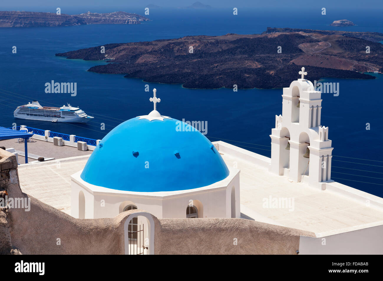 Santorini-Kirche in Fira, mit Blick auf die Caldera. Stockfoto