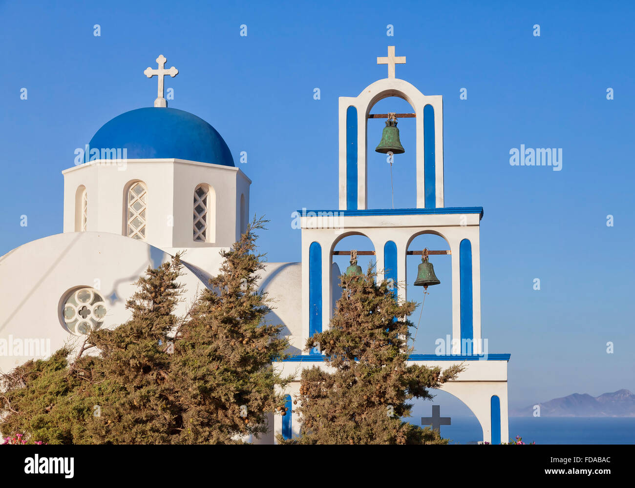 Eine blaue Kuppelkirche in Exo Gonia auf der griechischen Insel Santorin gelegen. Stockfoto