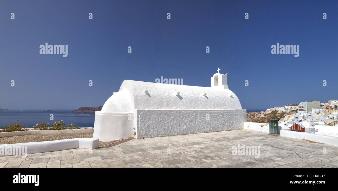 Traditionelle weiße Kapelle auf der Insel Santorini, Griechenland. Stockfoto