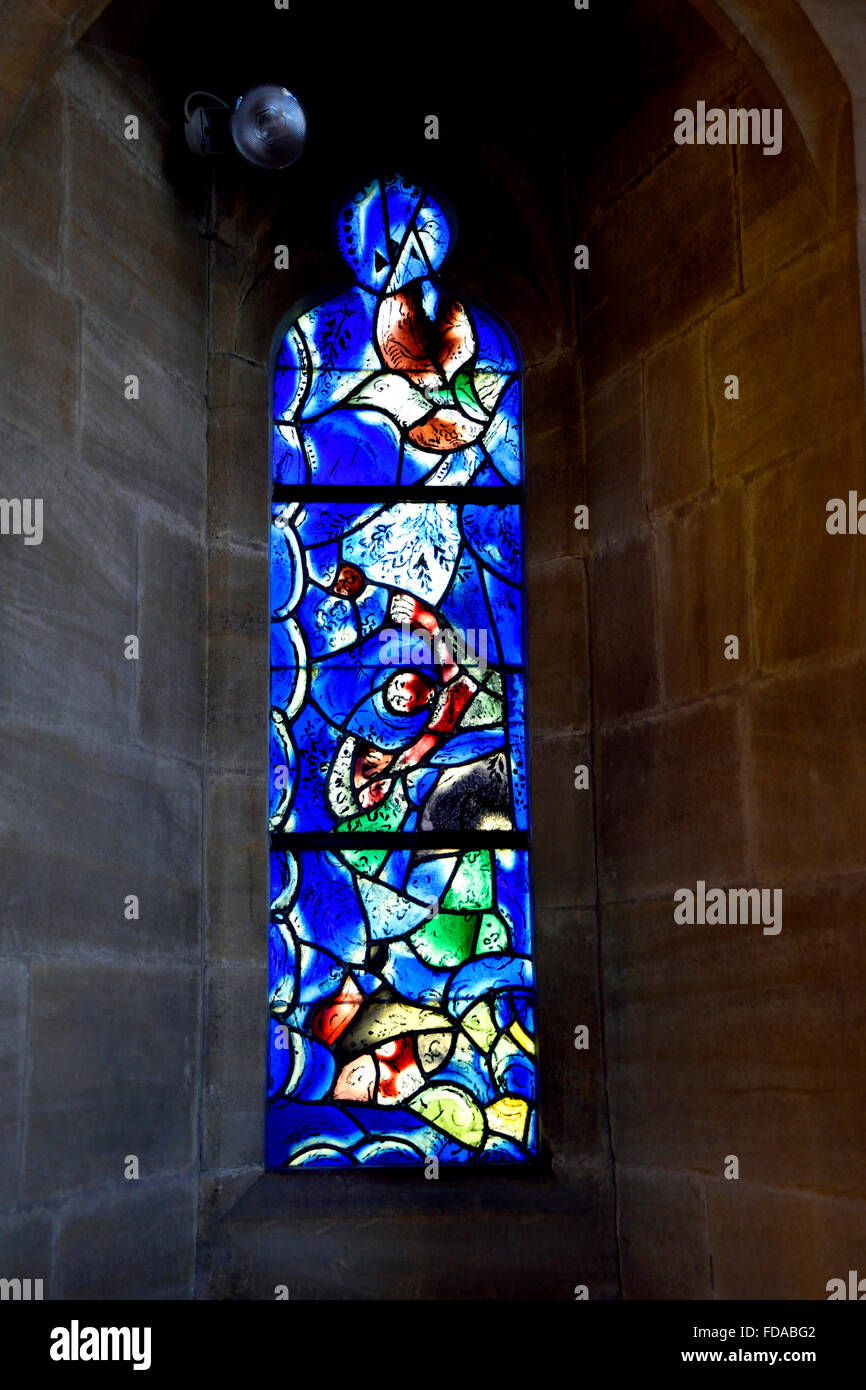 Tudeley, Tonbridge, Kent, UK. All Saints Church. Glasfenster von Marc Chagall - Engel und Vogel Stockfoto