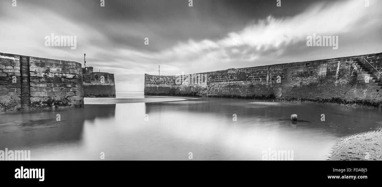 Reflexionen bei Niedrigwasser, Charlestown Harbour, Cornwall Stockfoto