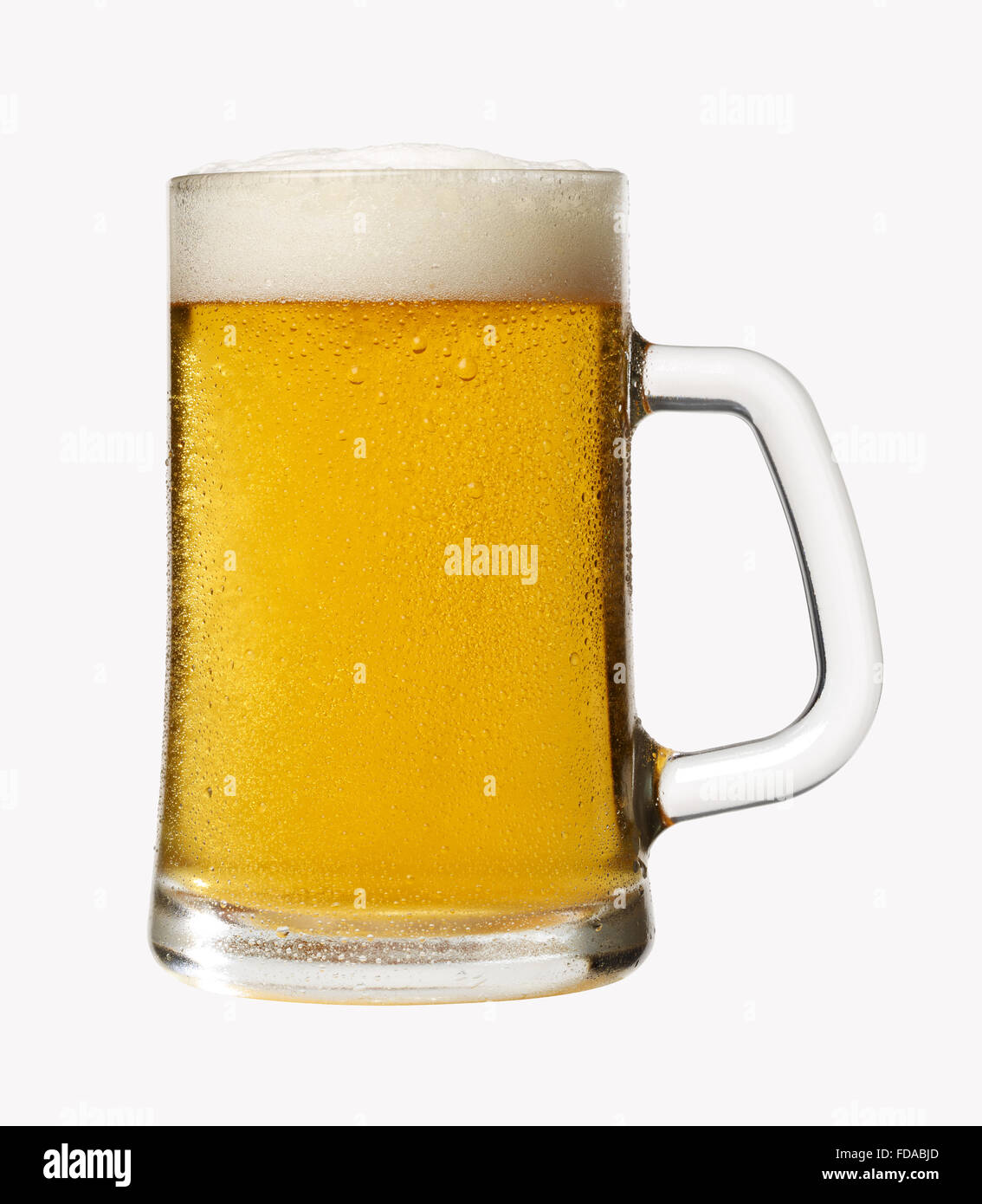 Ein Glas kaltes Bier, Ausschnitt auf weißem Hintergrund Stockfoto