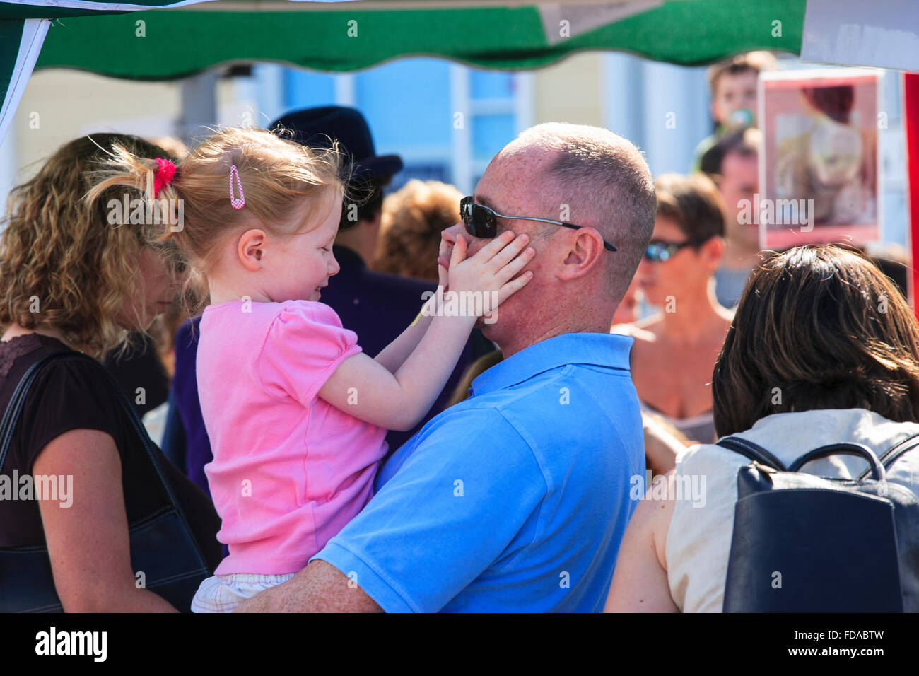 Vater-Tochter-Papa-Mädchen spielen, so dass Gesicht Stockfoto