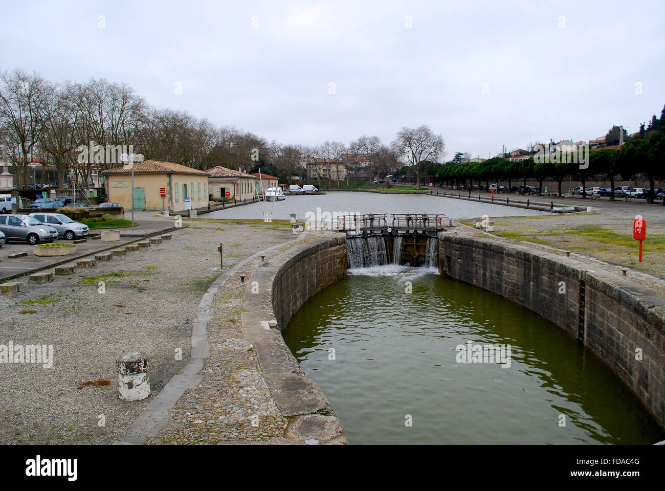 Anlegestelle in der Nähe von Carcassonne Bahnhof im winter Stockfoto