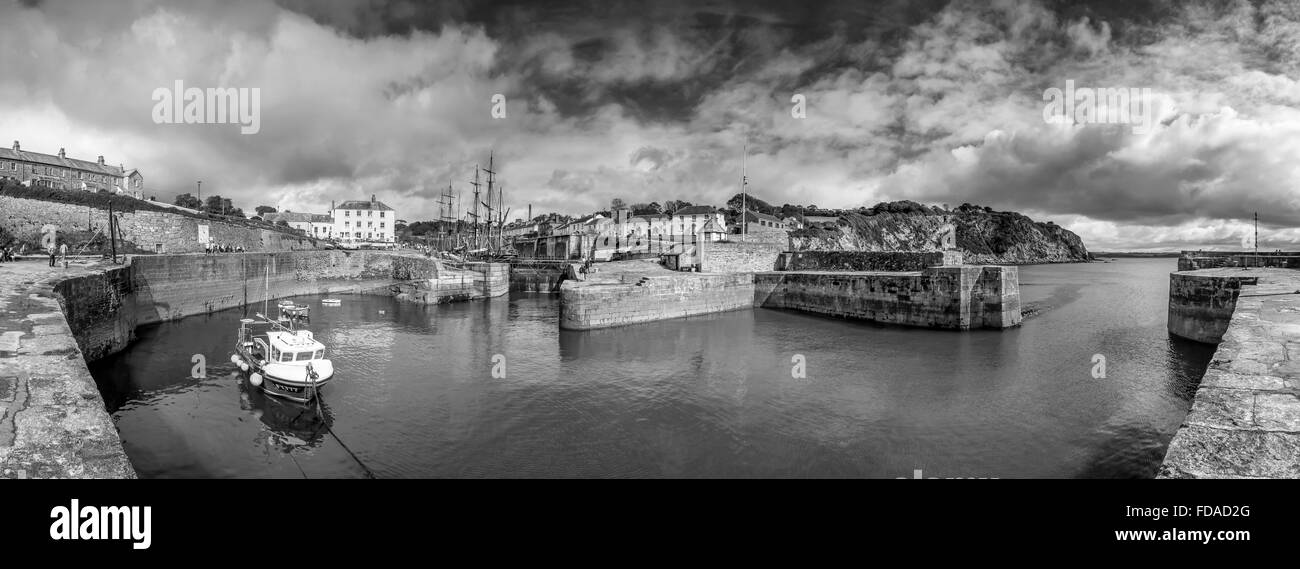 Stimmungsvolle Himmel über dem Hafen von Charlestown, Cornwall Stockfoto