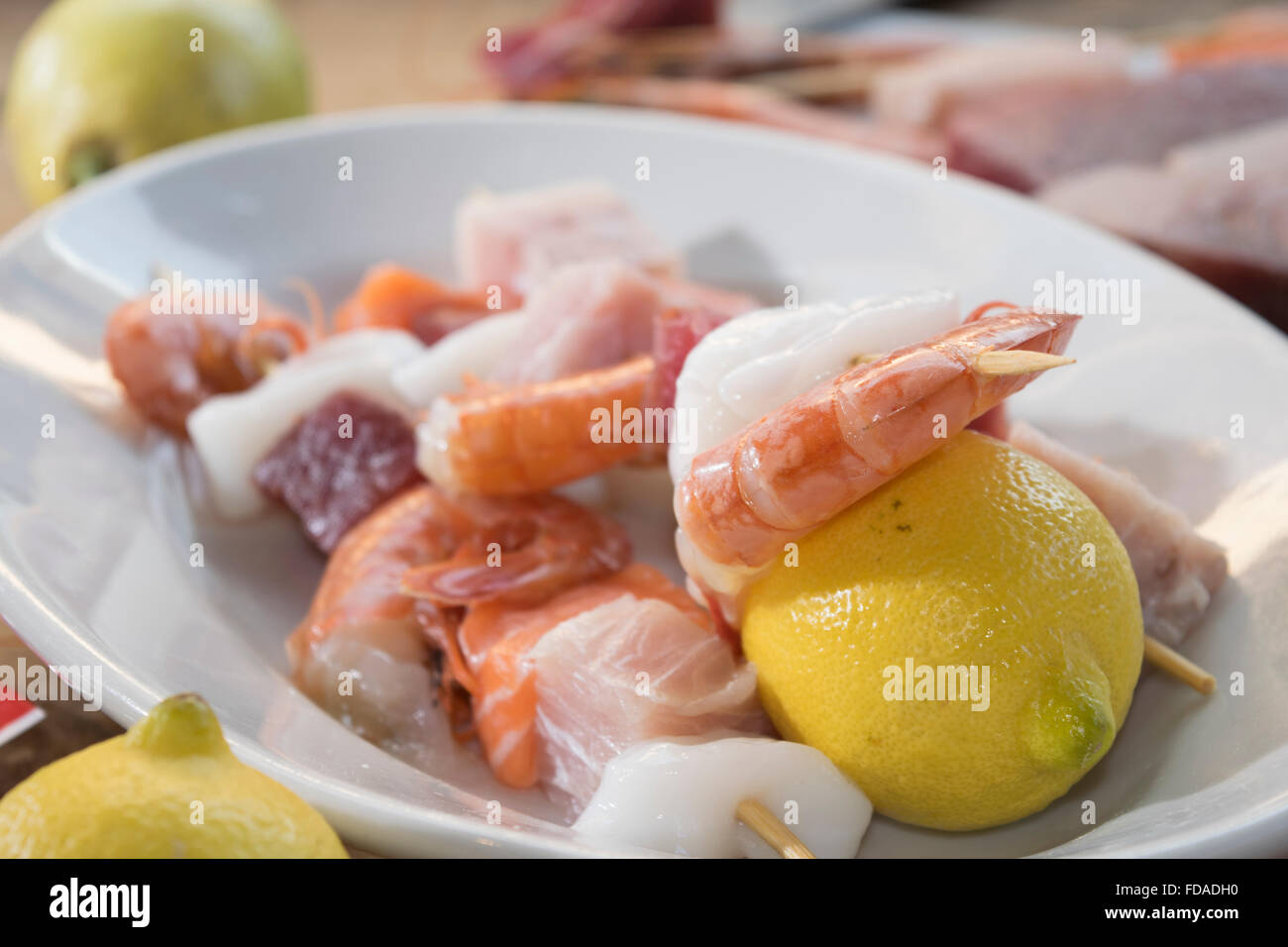 Fisch-Spieße mit Thunfisch, Lachs, Tintenfisch und Garnelen Stockfoto