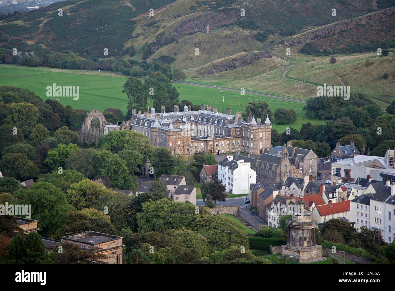 Holyrood Palace vom Calton Hill, Edinburgh, Schottland Stockfoto