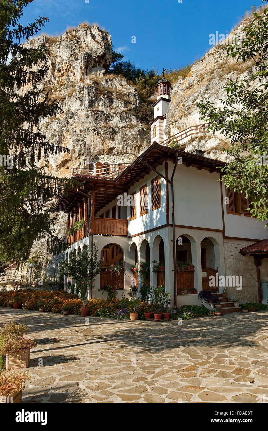 Klosters Rock "St Dimitrii des Basarbovo", Bulgarien. Kirchenkuppel. Kleinen Felsenkirche. Finde es im malerischen Tal Stockfoto