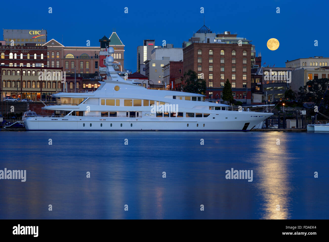 Full Moon rising über Victoria Skyline und Inner Harbor-Victoria, British Columbia, Kanada. Hinweis-Digital Mond hinzugefügt. Stockfoto