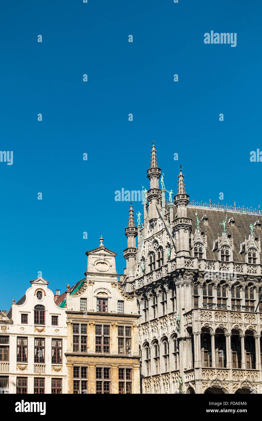 Historische Gebäude in Brüssel (Belgien) mit blauem Himmel Stockfoto