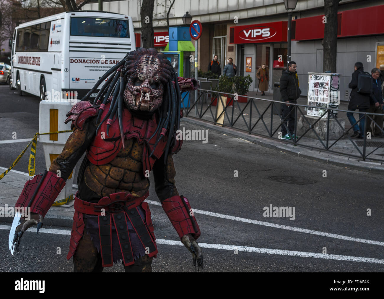 Schauspieler mit einer Verkleidung in einer zentralen Straße der Stadt Madrid, Spanien Stockfoto