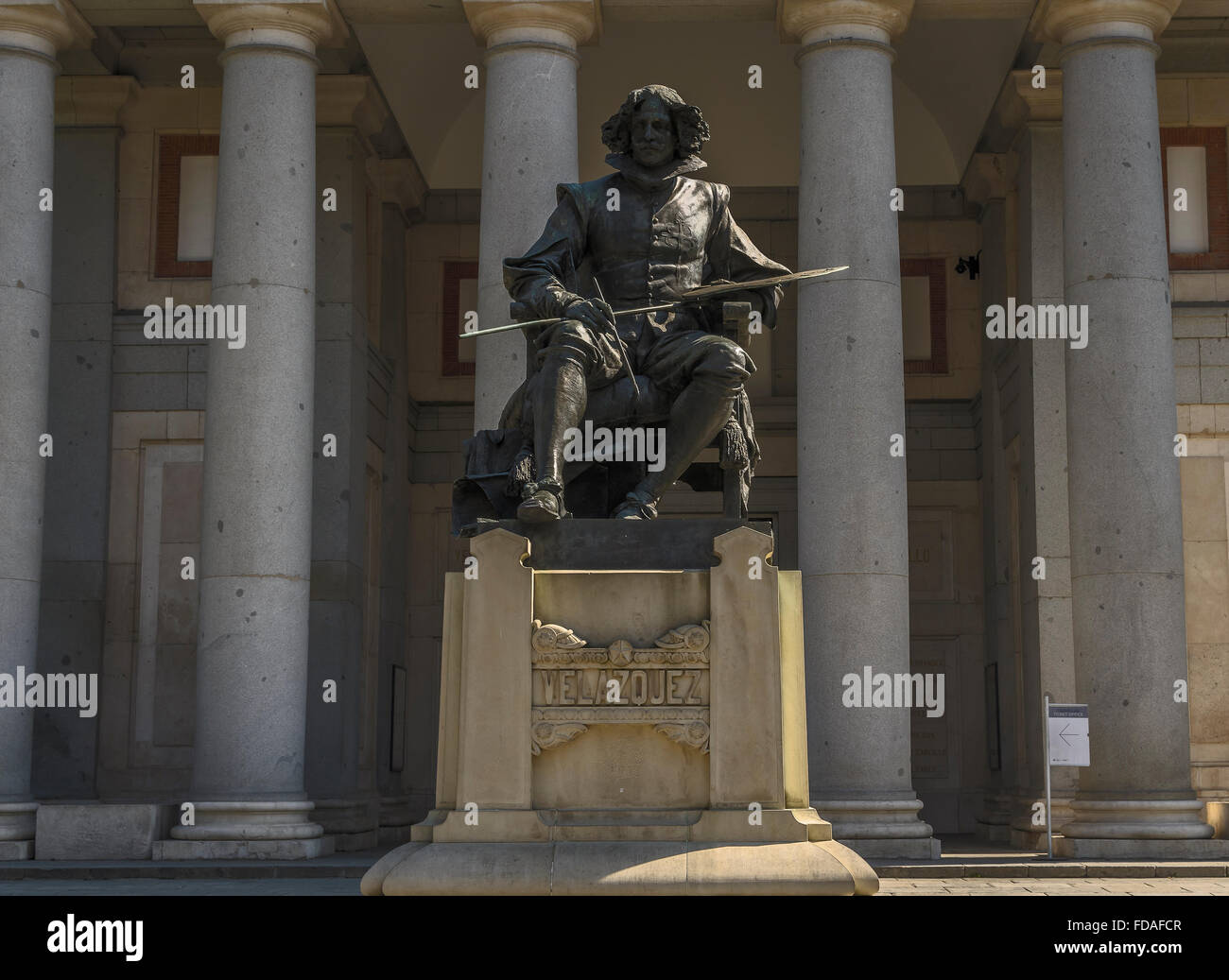 Eine Statue des spanischen Malers Velázquez in der Natur des El Museo del Prado, Madrid, Spanien Stockfoto