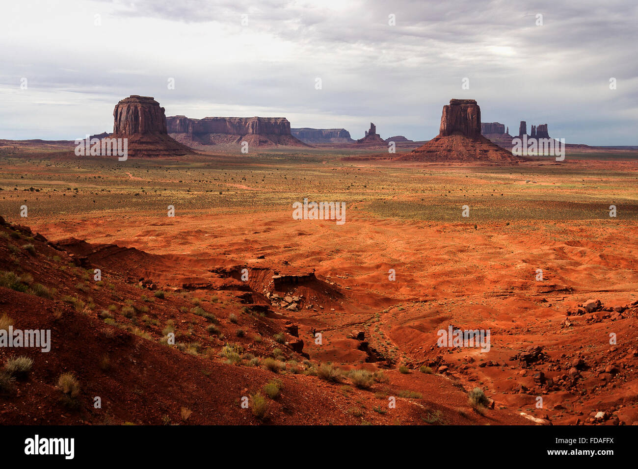 Felsformationen, Merrick Butte, Sentinel Mesa, East Mitten Butte, Stagecoach, nach Sturm, Abendlicht, Monument Valley Navajo Stockfoto