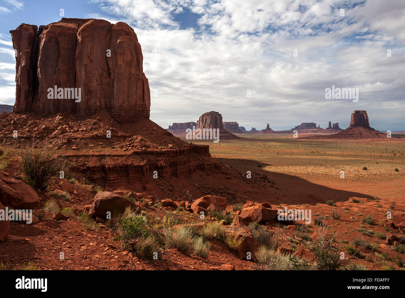 Felsformationen, linke Elephant Butte, Merrick Butte hinter, Sentinel Mesa, Stagecoach, East Mitten Butte, Abendlicht, Stockfoto