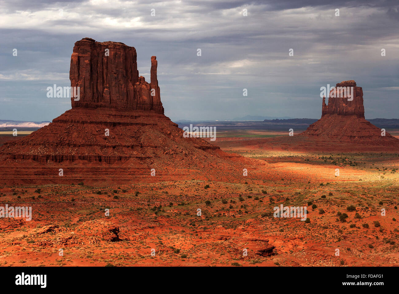 Felsformationen, West Mitten Butte und East Mitten Butte, nach dem Sturm, Wolken, Abendlicht, Monument Valley Navajo Tribal Park Stockfoto