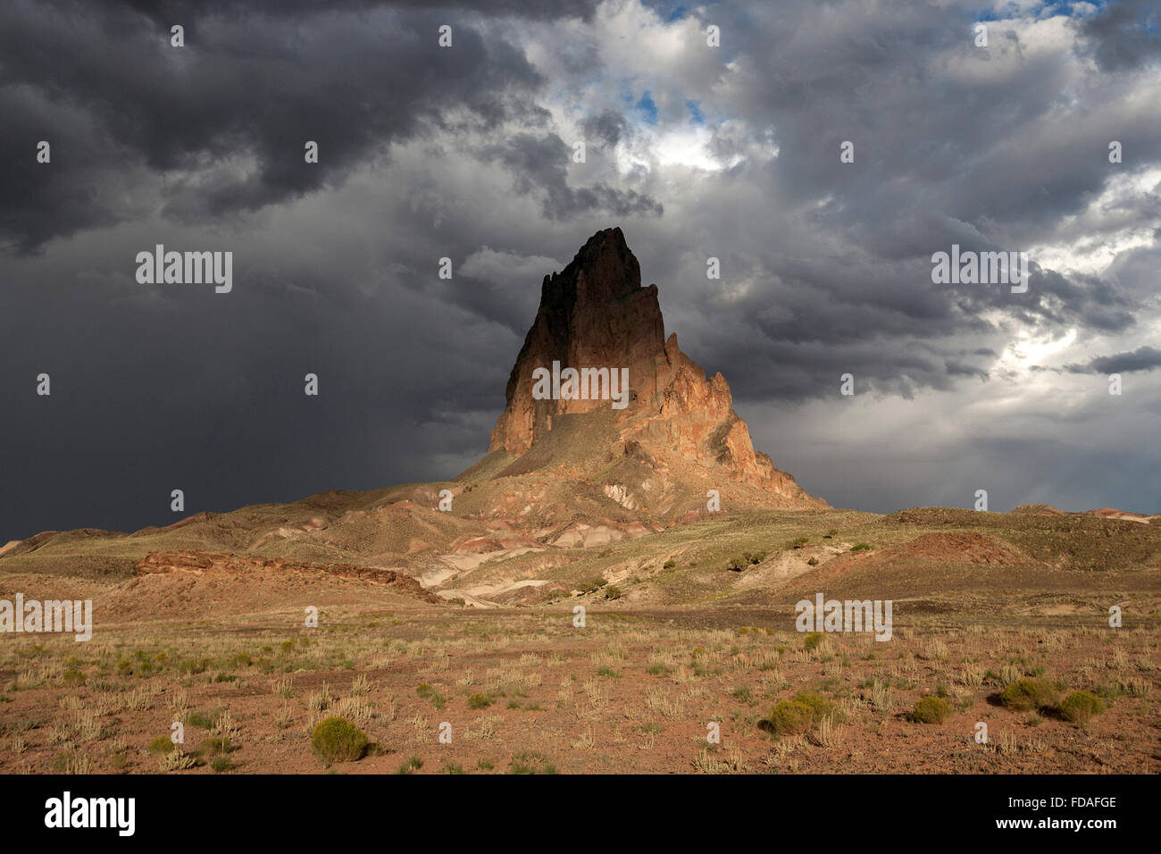Agathla Peak nach dem Gewitter, Wolken, Abendlicht, Arizona, USA Stockfoto