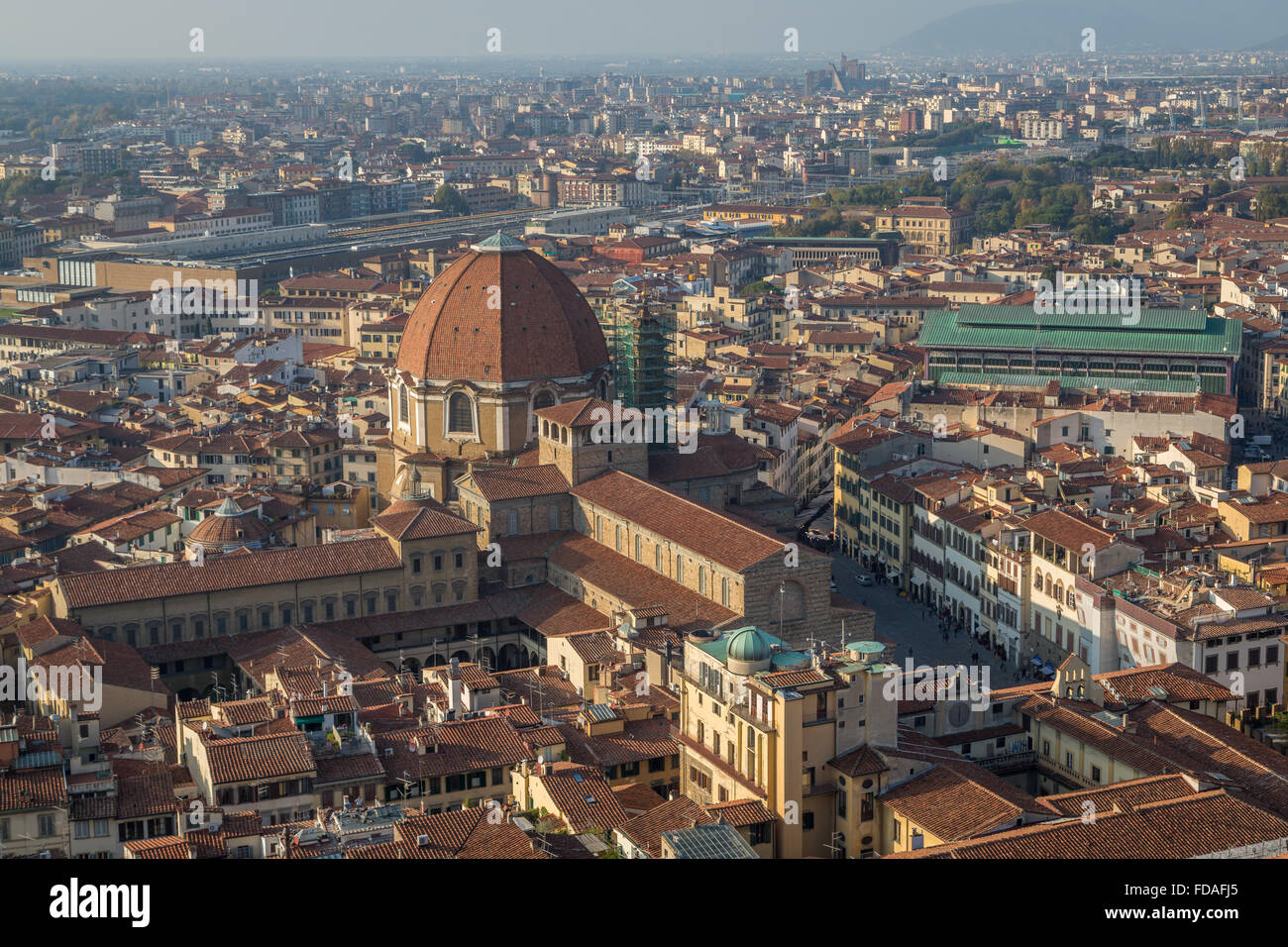 Blick über die Stadt mit der Basilica di San Lorenzo und Markt Hallen, Florenz, Toskana, Italien Stockfoto