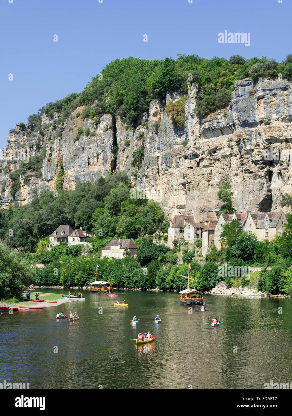 Ausflugsboote und Kajaks auf dem Fluss Dordogne, La Roque-Gageac, Aquitaine, Frankreich Stockfoto