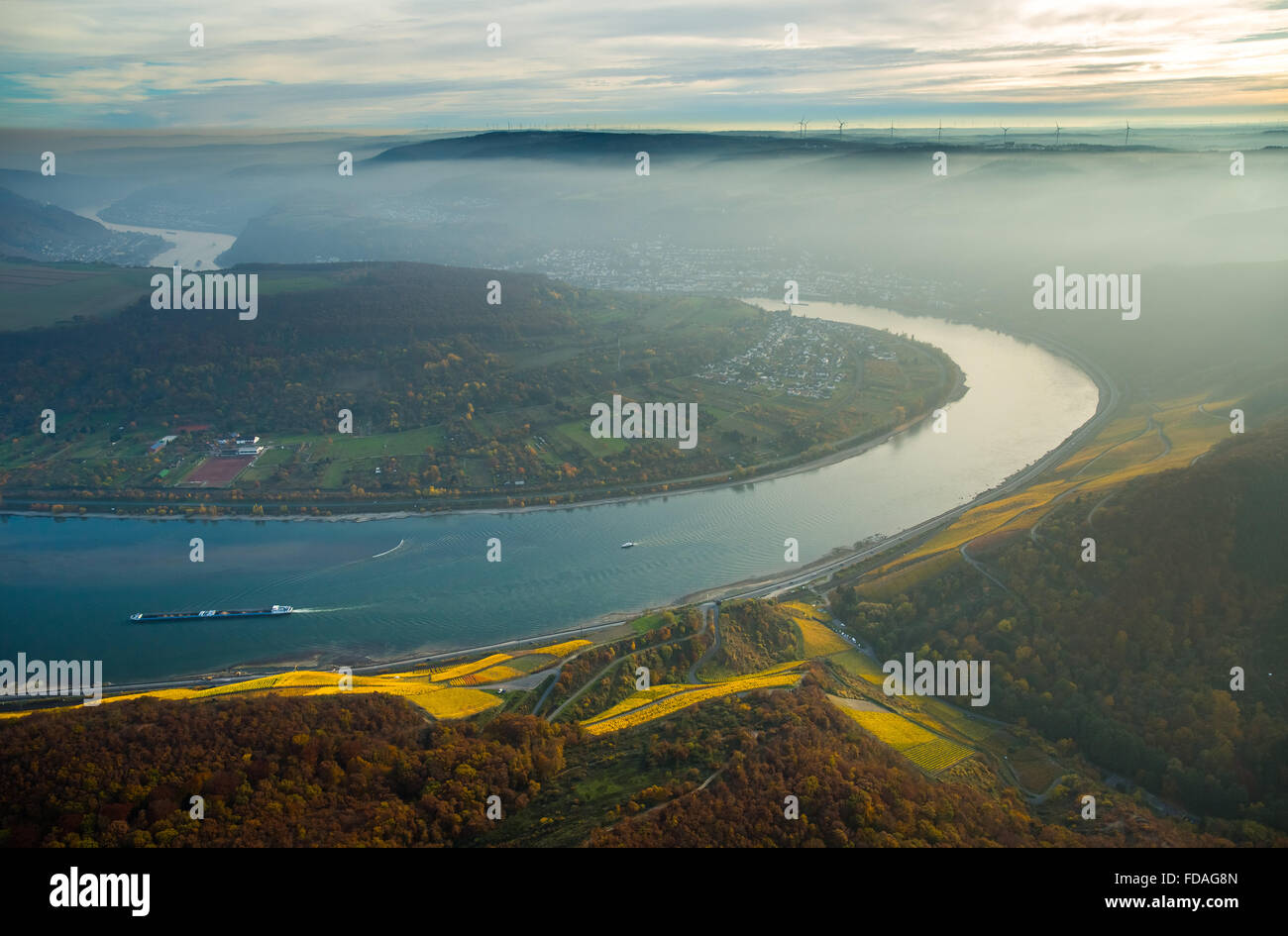 Rhein mit dem Rhein im Dunst, Filsen und Osterspai, Rheinland-Pfalz, Deutschland Stockfoto